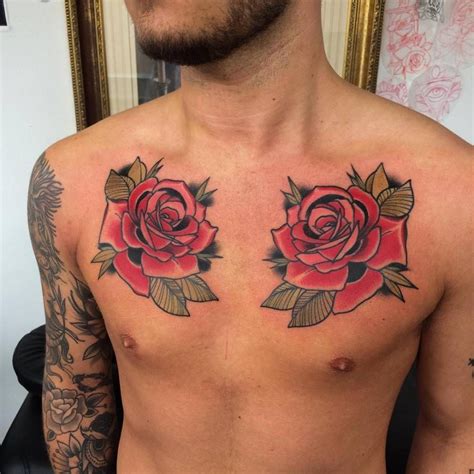 rosas en el pecho hombre|Los tatuajes de rosas en el pecho: una expresión。